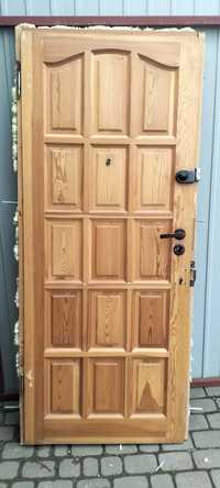 Drzwi wewnątrzklatkowe drewniane