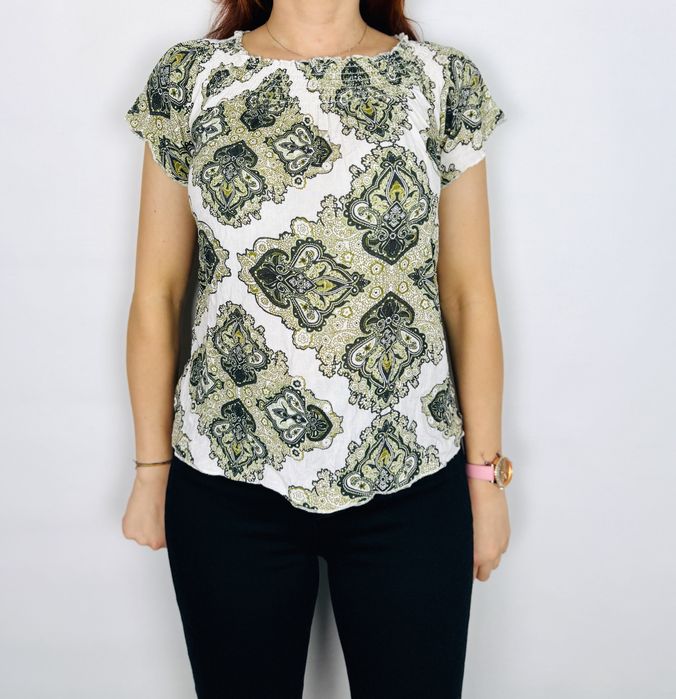 Biała bluzka z krótkim rękawem i orientalnym wzorem