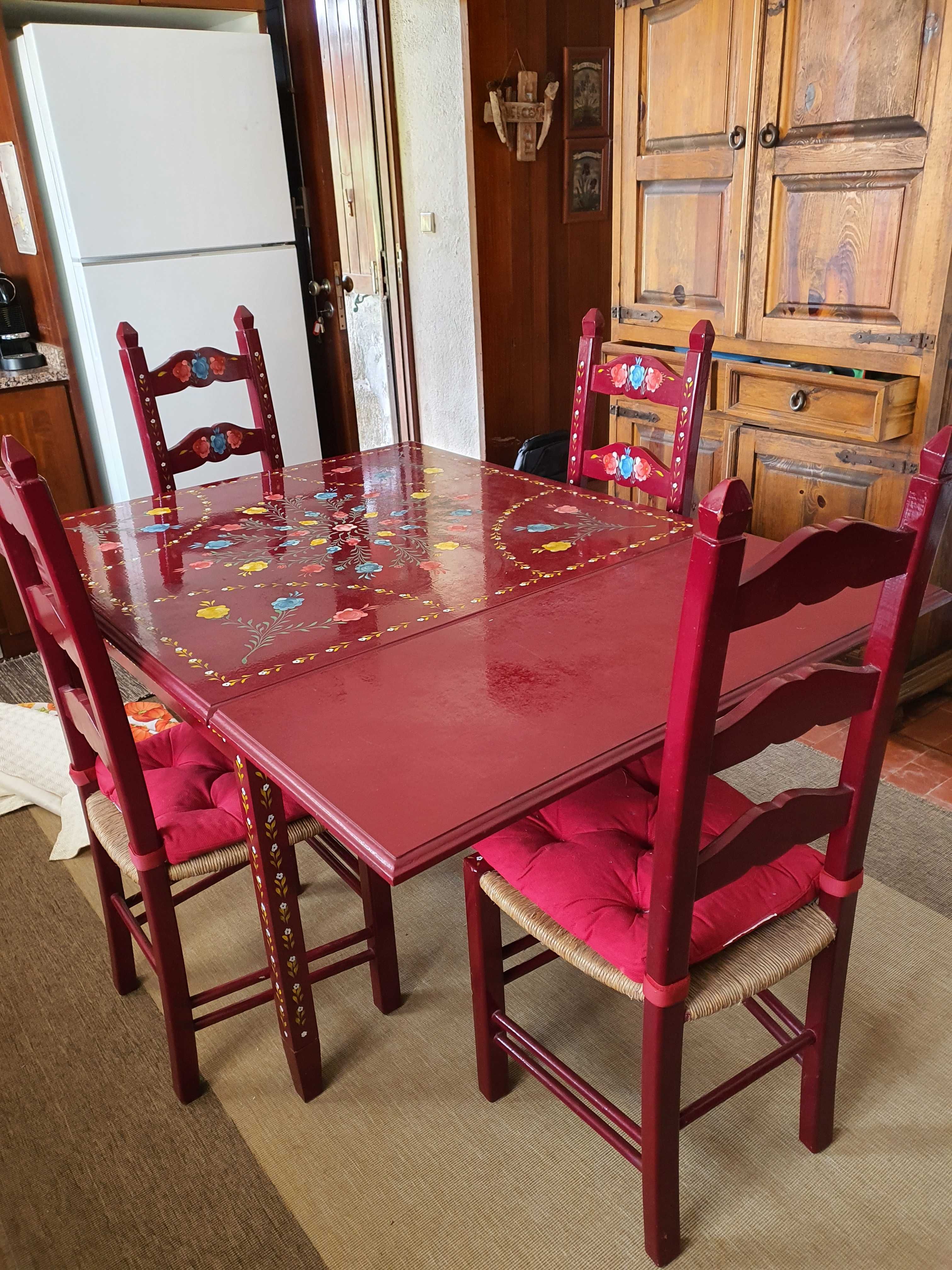 Mesa de jantar extensível e pintada à mão, com 6 cadeiras a condizer.