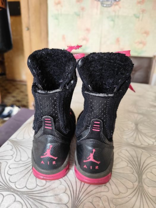 Продам сапоги ботинки на девочку оригинал) Jordan 22.5 см .