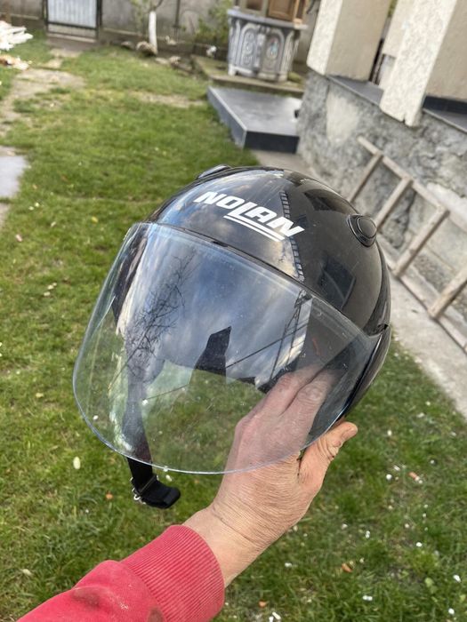 Шлем на изображении — это Nolan N31.