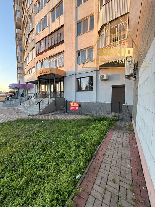 Продаж фасадного комерційного приміщення р-н Варшавського ринку