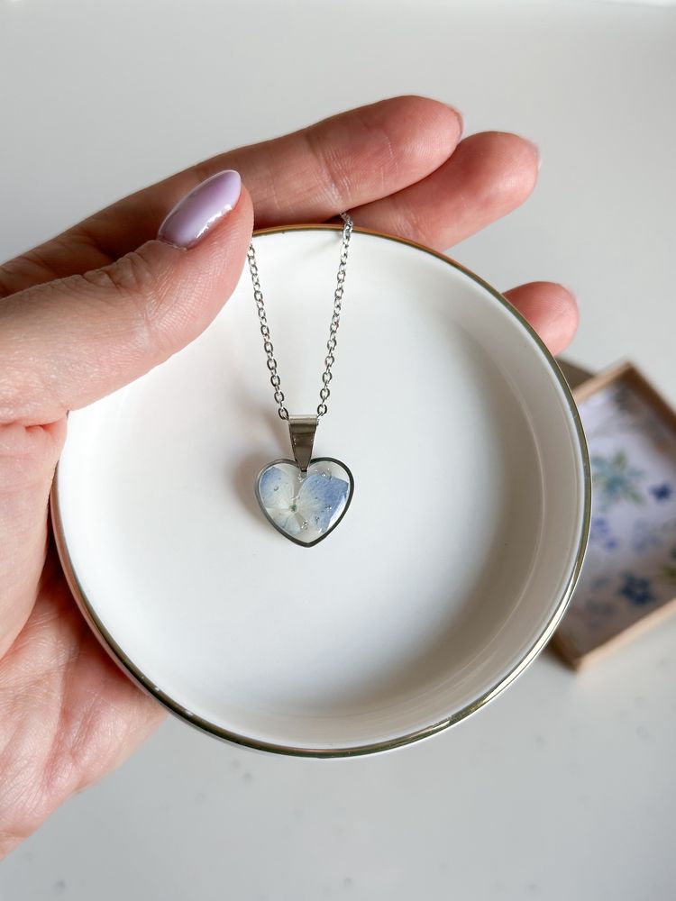 Naszyjnik malutkie serce z hortensją niebieską, ręcznie robiony