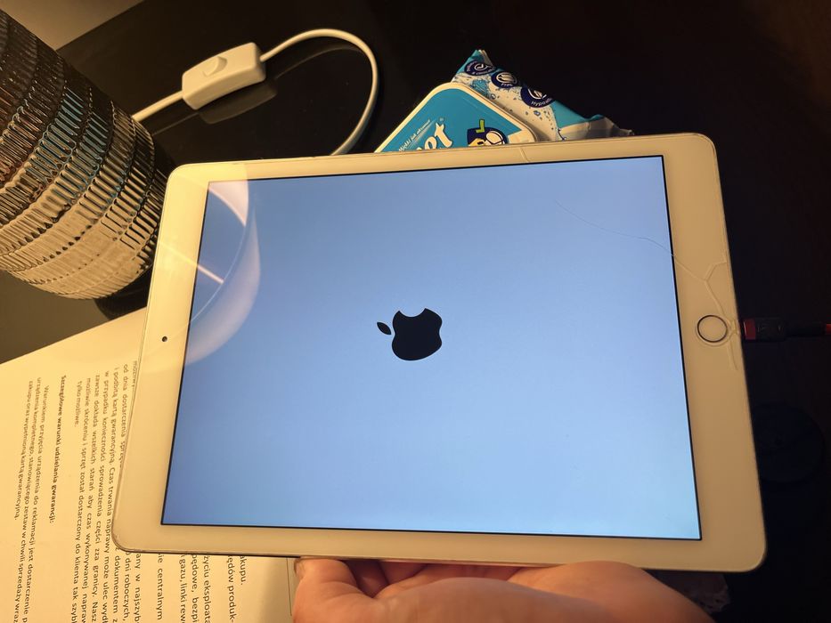 Tablet Apple AiR 2 32 GB model A1566 Port Ładowania Uszkodzony