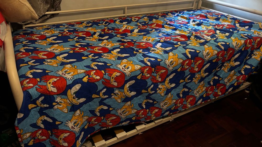 Cama solteiro com cama auxiliar, acompanha dois colchões Ikea.