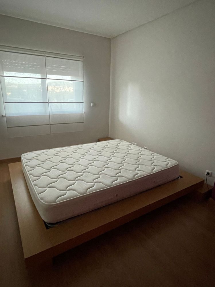 Estrutura de cama com mesa de cabeceira