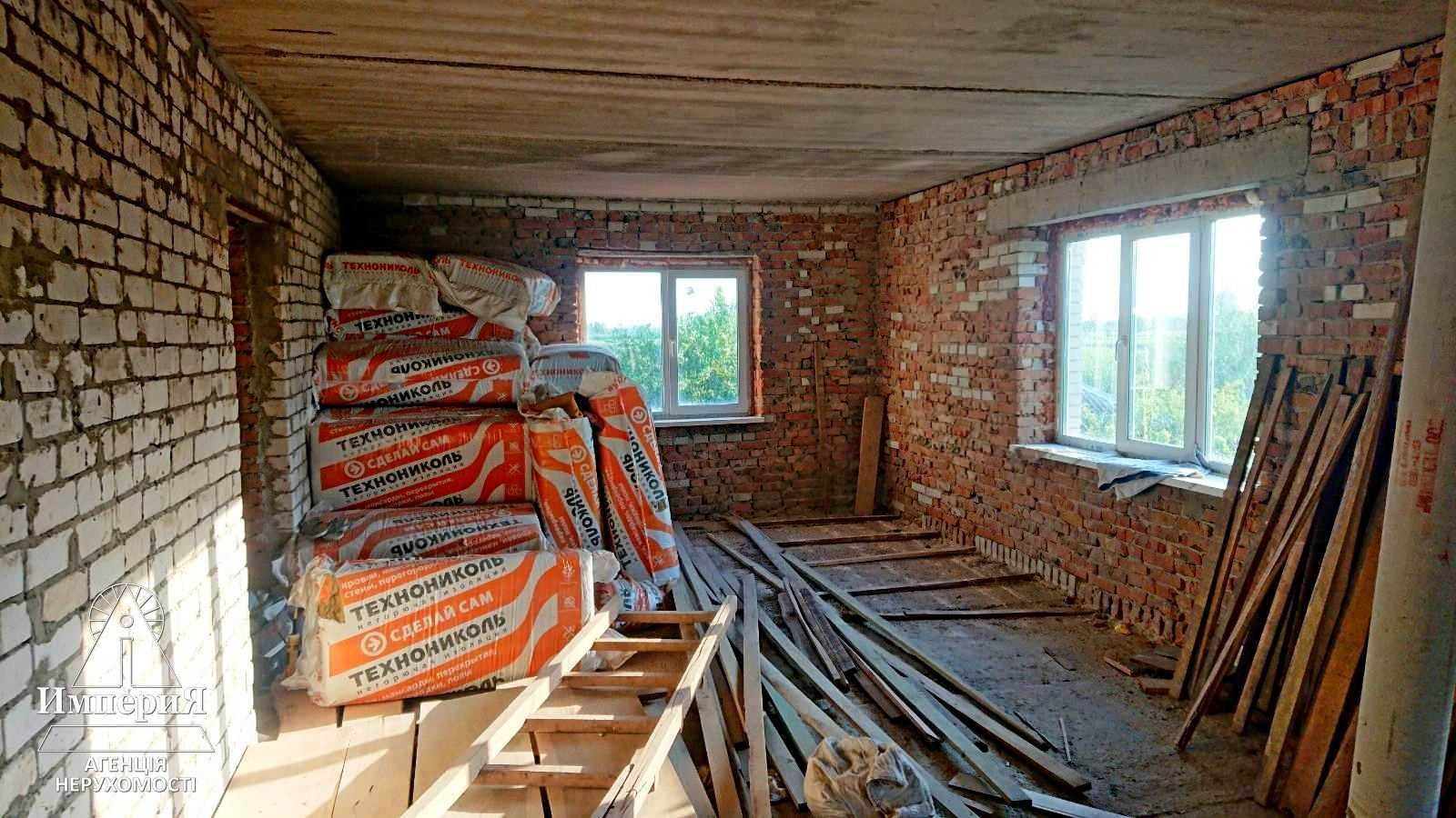 Продам большой дом в Центре Шкаровки.