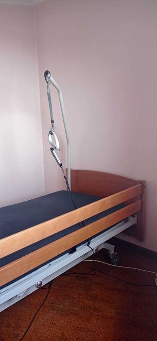 Cama Articulada Elétrica + Cadeira de Sala de Banho com apoio de braço