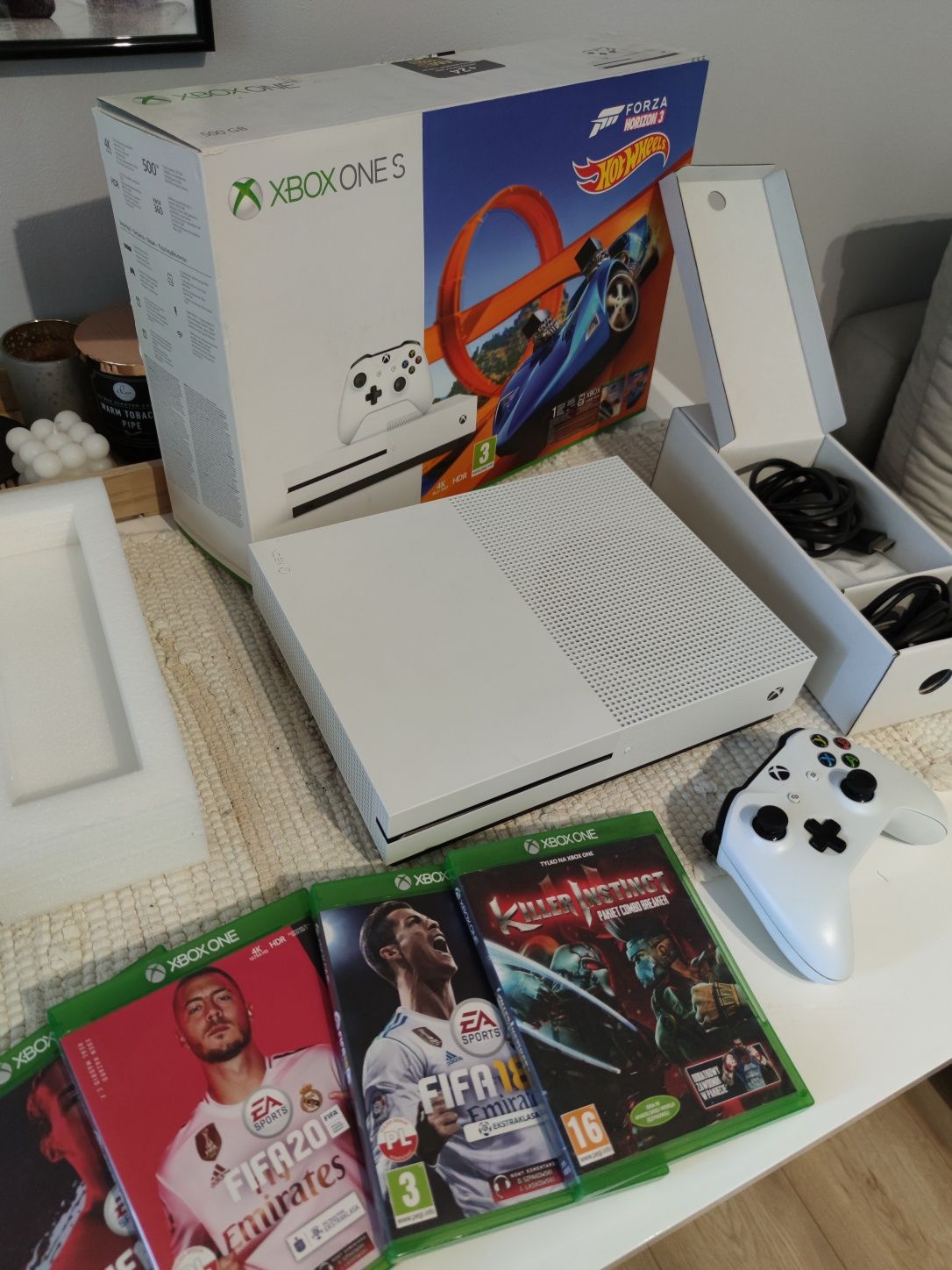 Konsola Xbox One S 4K HDR 500GB + Pad + Baterie Fifa Forza gry