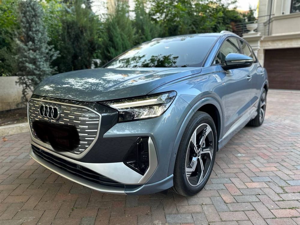 Авто Audi e-tron Q4 с панорамной крышей