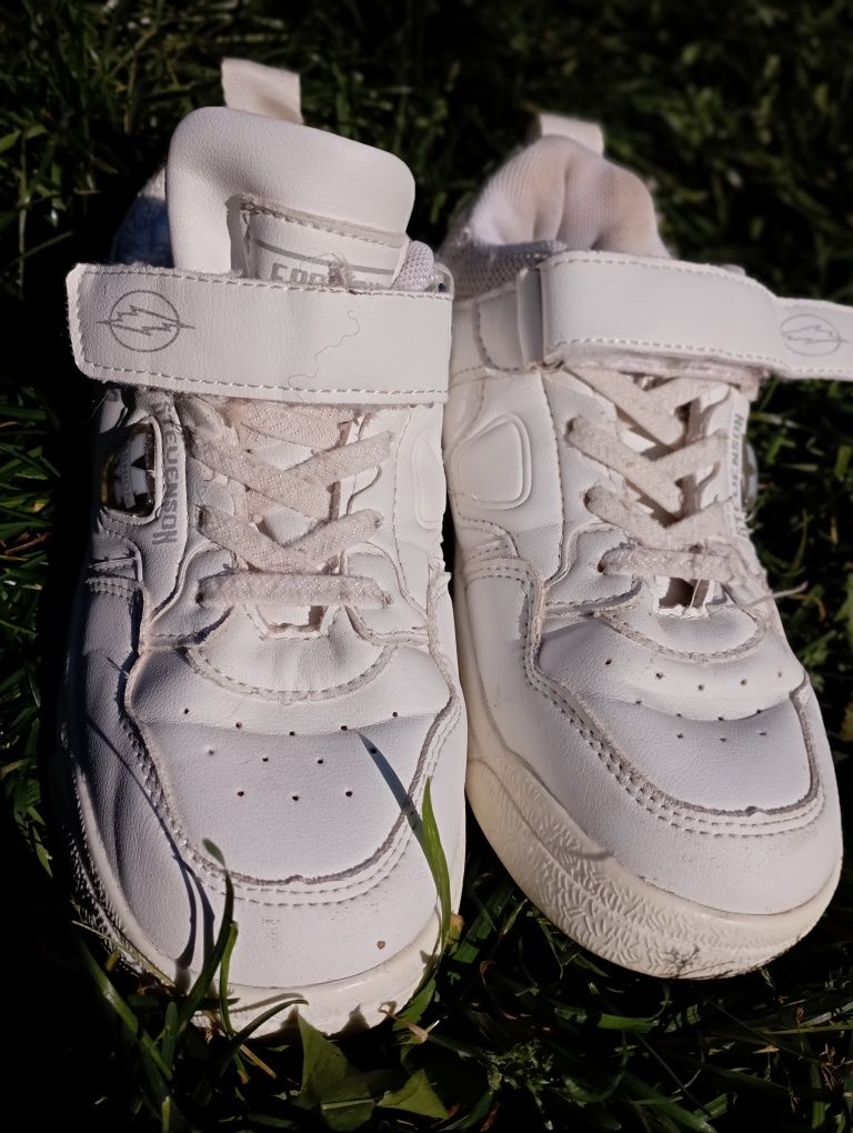 Продам кросівки білі для дівчинки 33р