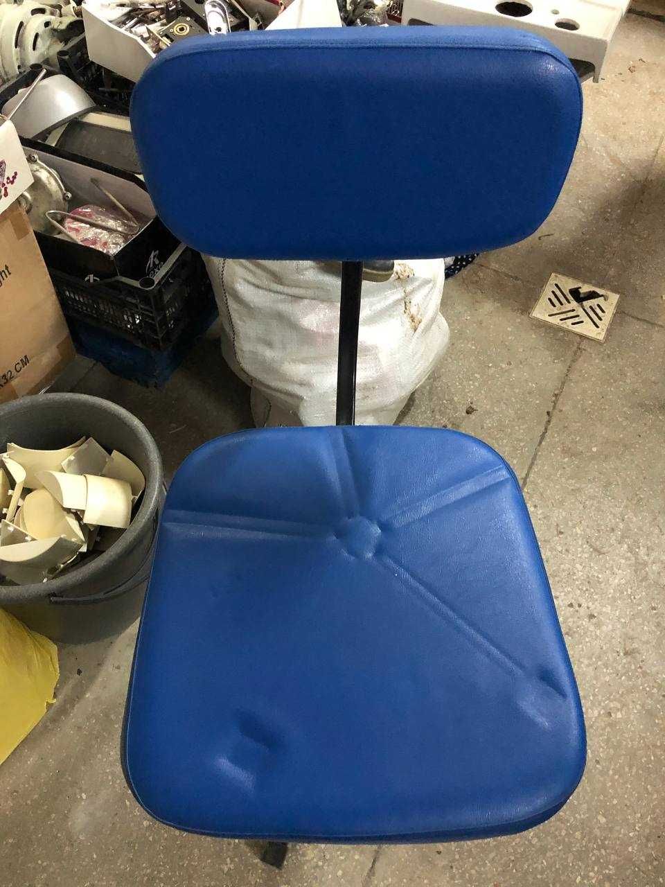 Продам зручні сині стільці з регулятором висоти