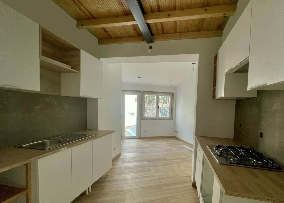 Moradia Renovada com 2 Estúdios Independentes