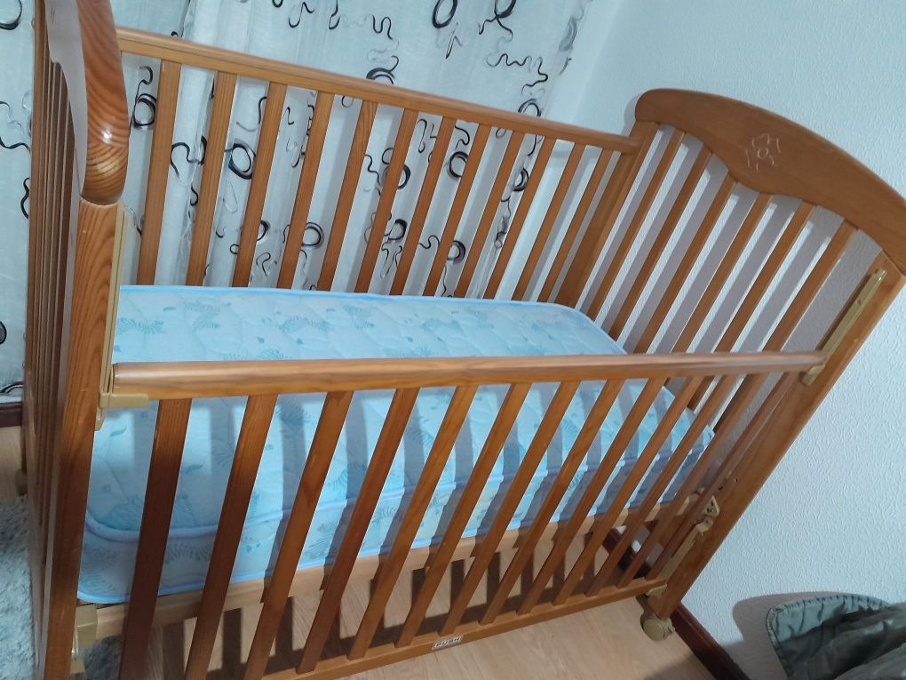 Berço de bebê com colchao
