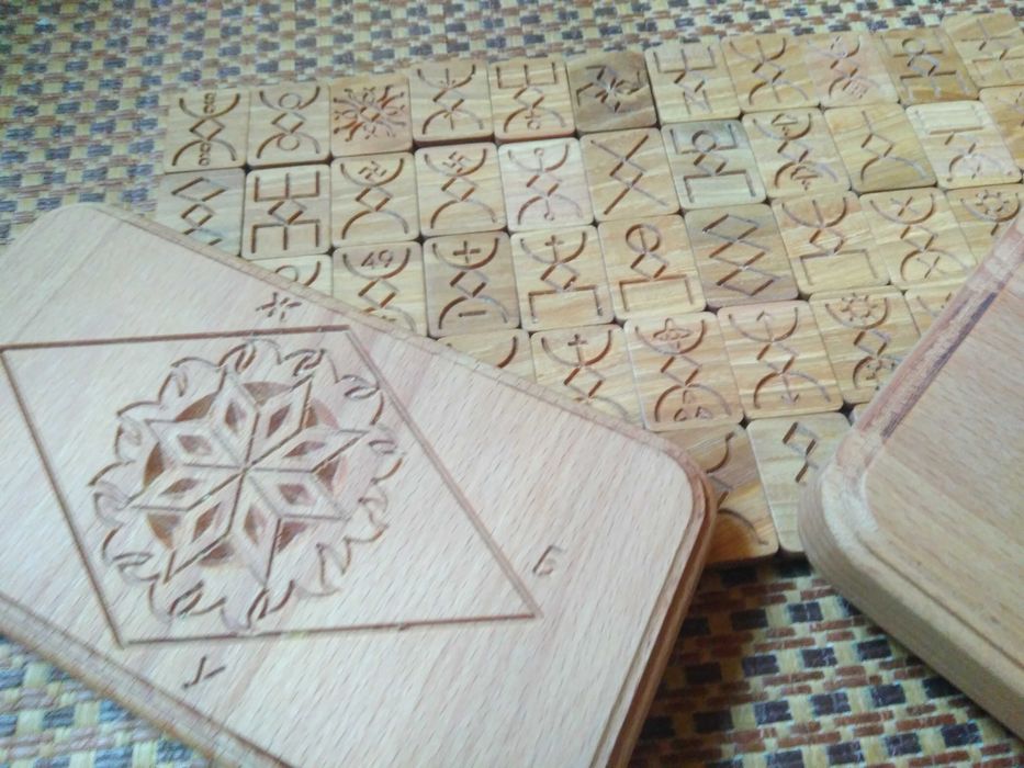 Алатырь-руны (набор со шкатулкой) (55 рун)