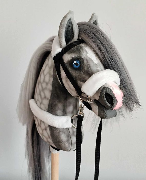 Siwy konik Hobby Horse A4 + sprzęt realistyczny