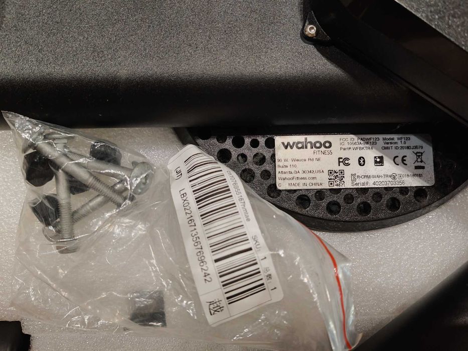 Trenażer rowerowy Smart Wahoo kickr core z kasetą 11 rzędową
