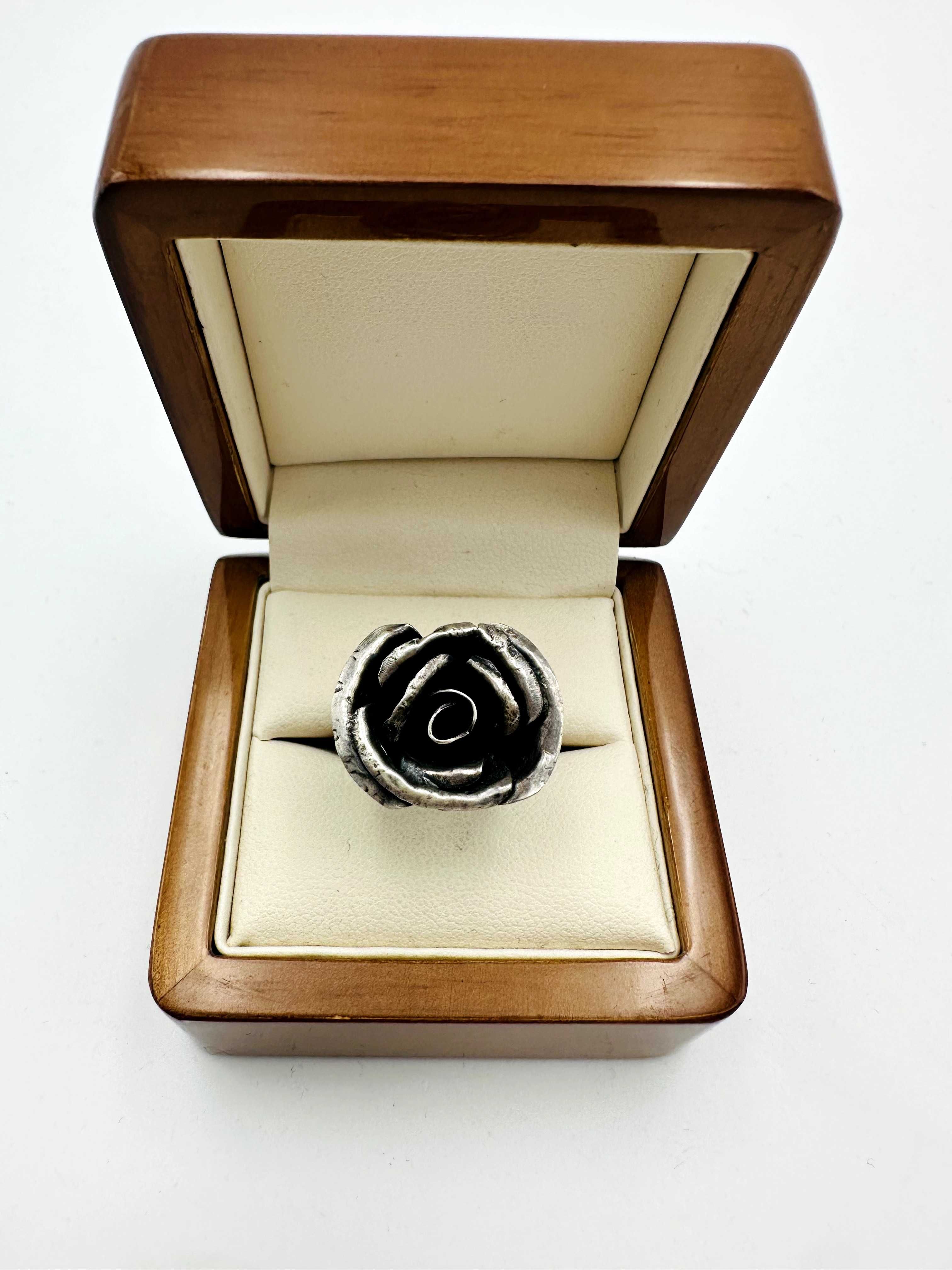Zabytkowy pierścionek ORNO z różą srebro | 9,74 g | rozmiar 19 unikat