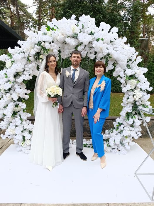 Ведуча, співачка & діджей, живий вокал, спецефекти, тамада, музика.
