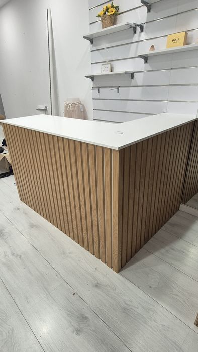 Balcão de loja e estrado em madeira