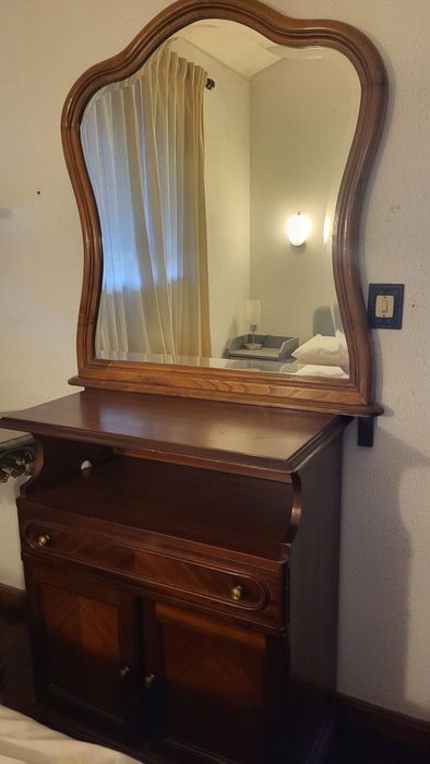 Mobilia de quarto em madeira em bom estado.