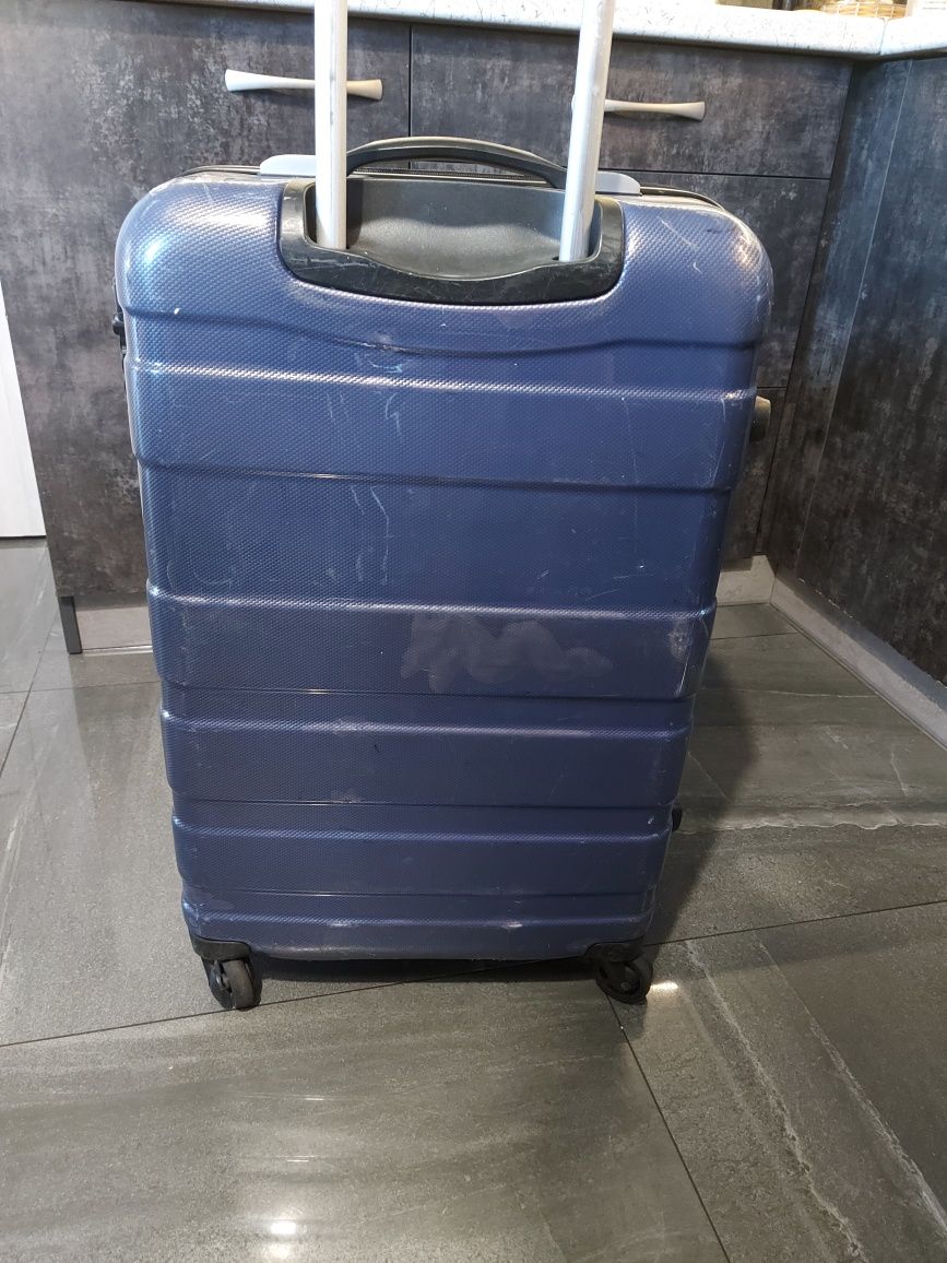 Bardzo lekka walizka turystyczna na 4 obrotowych kolkach