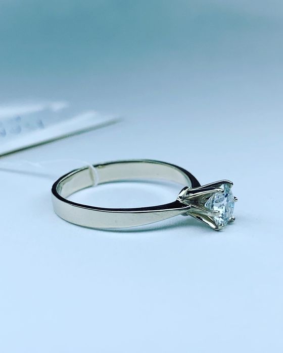 Каблучка в білому золоті з діамантом в стилі Tiffany.