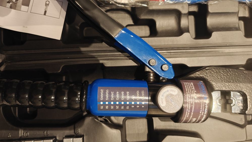 Zaciskarka  końcówek kabli .