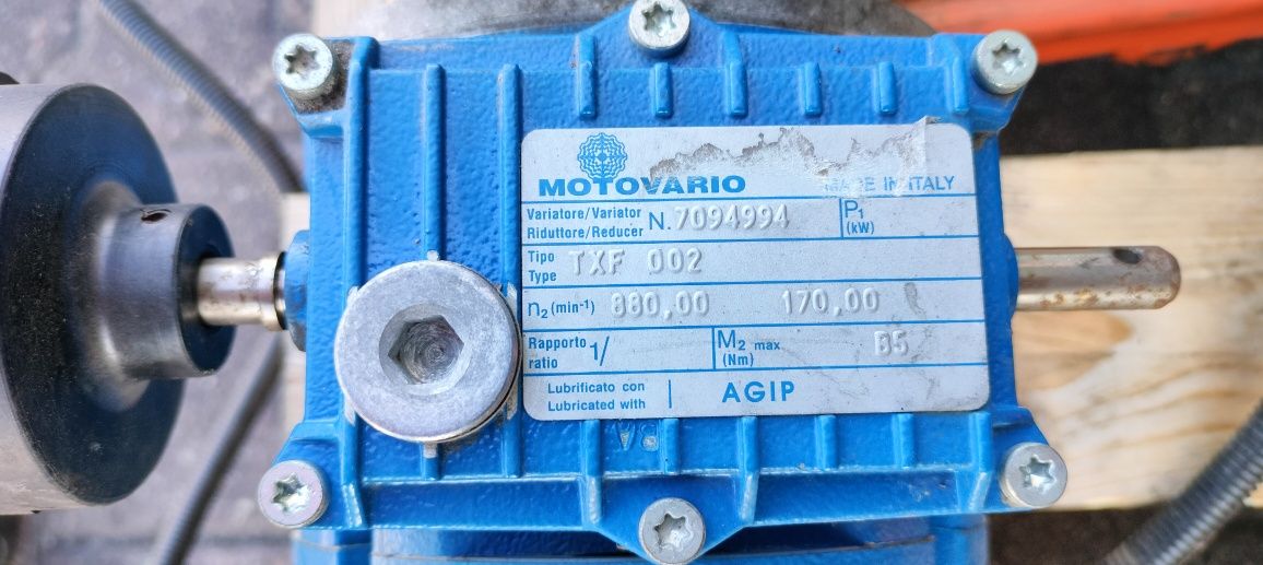 Silnik elektryczny z wariatorem oraz przekładnią