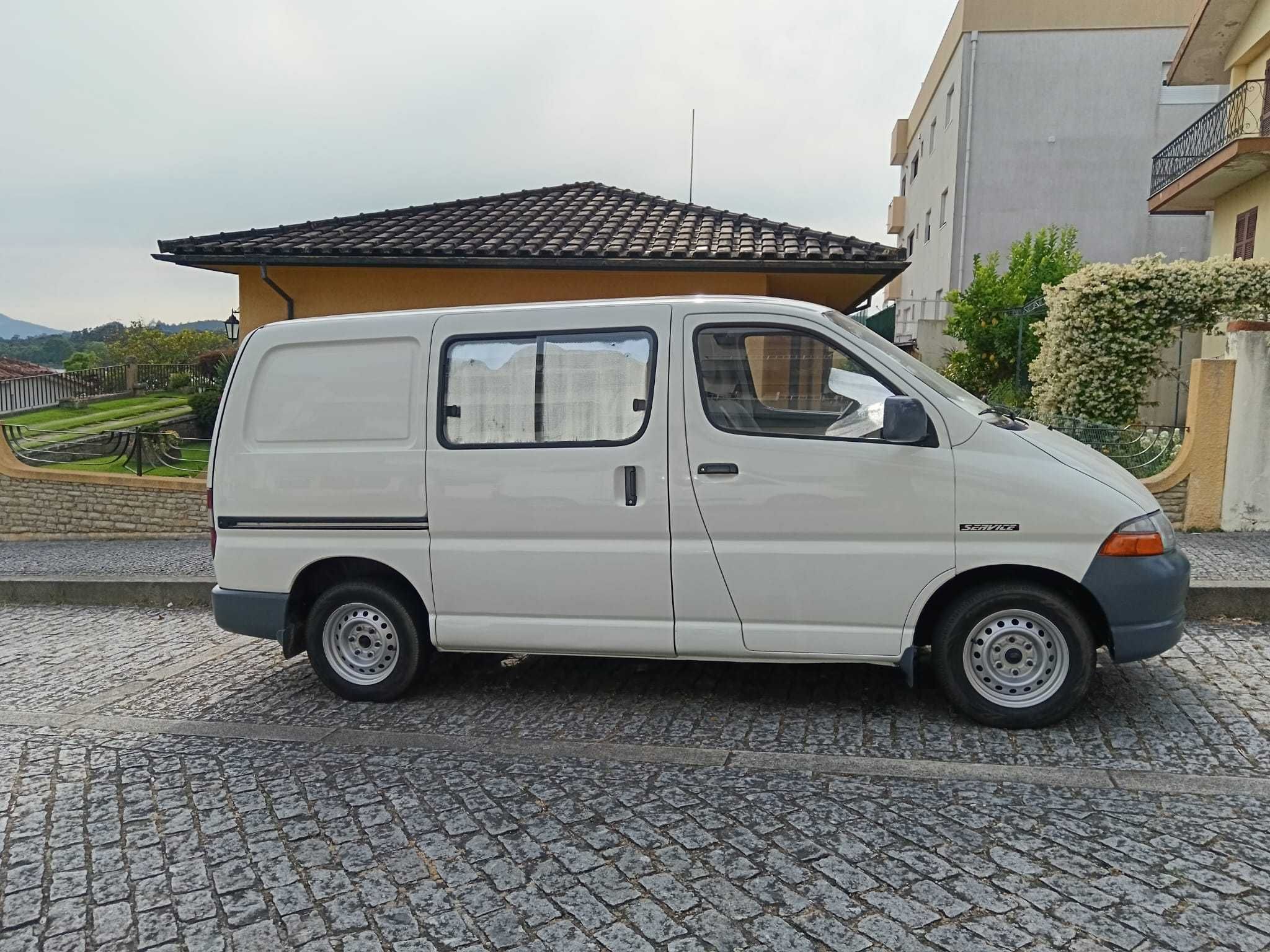 Toyota Hiace 1999, com modificações para campervan.