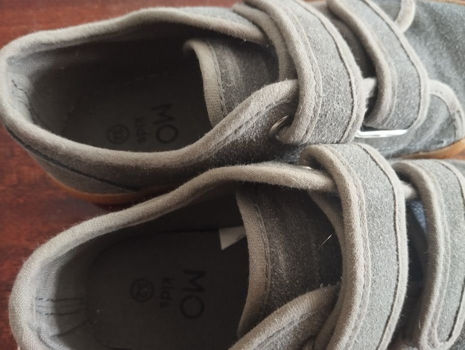 Tênis com velcro cinza