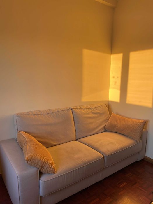 Sofá bege 3 lugares - 2 m x 0,83 m x 0,67 m