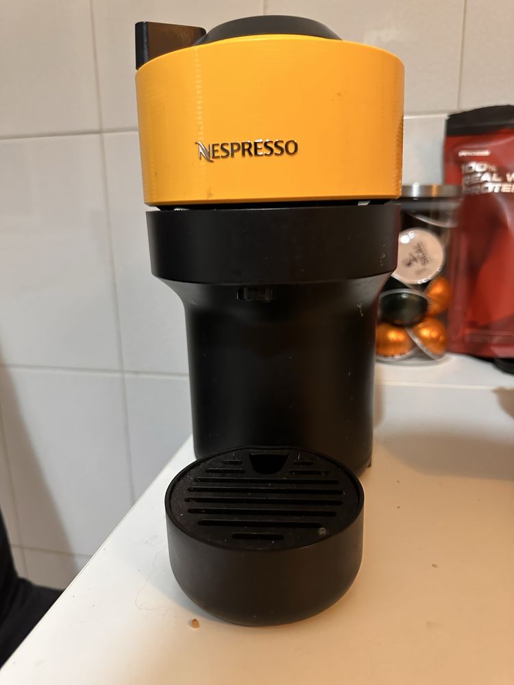 Maquina de café nespresso Vertuo amarela