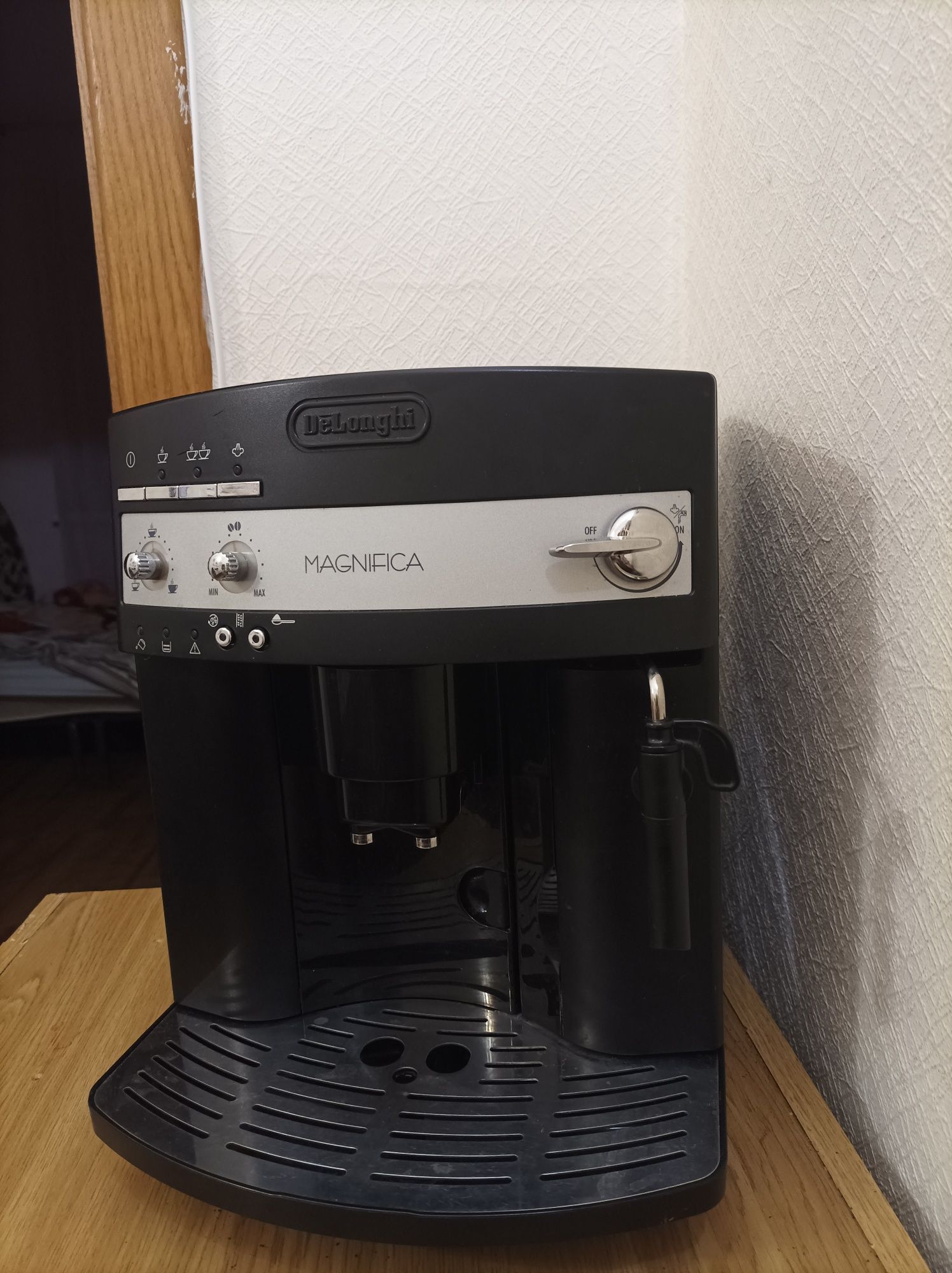 Кофемащина Delonghi Magnifica