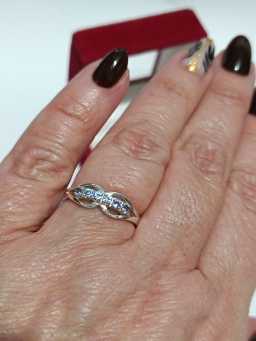 Srebrny pierścionek Warmet z niebieskimi oczkami roz.14 srebro 925