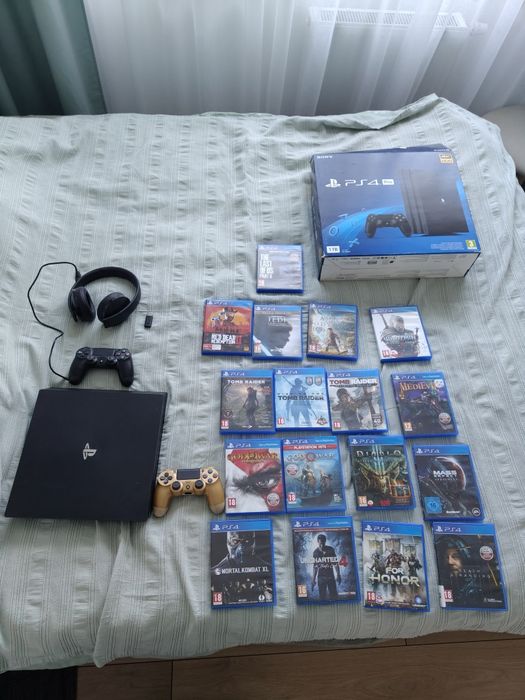 PS4 Pro CUH-7216B z 2 padami, słuchawki, 17 gier