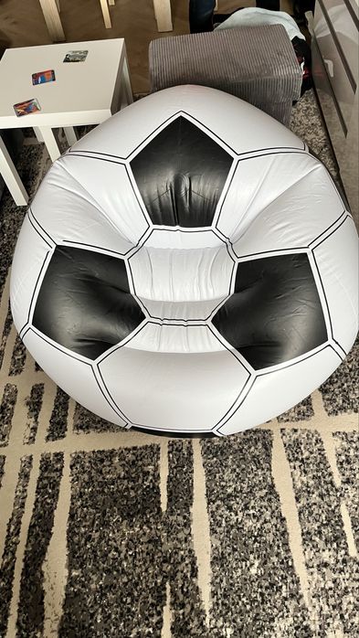 Dmuchany fotel w kształcie piłki nożnej