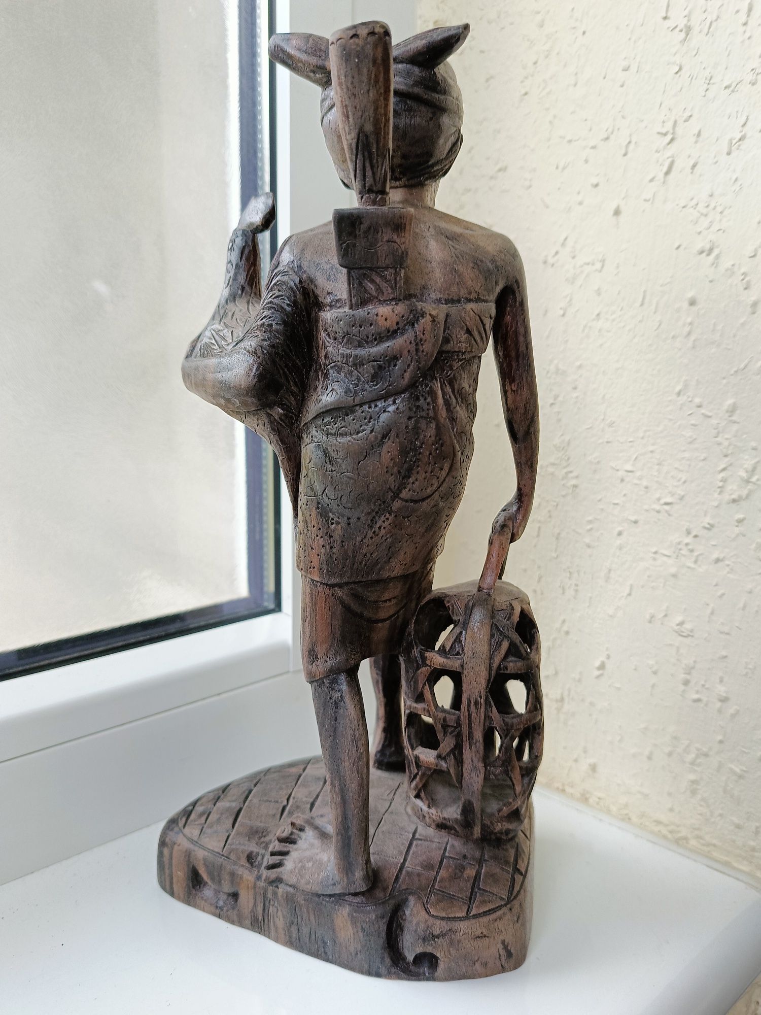 Balijski wojownik kogutów figurka drewniana rzeźba zgarbiony starzec