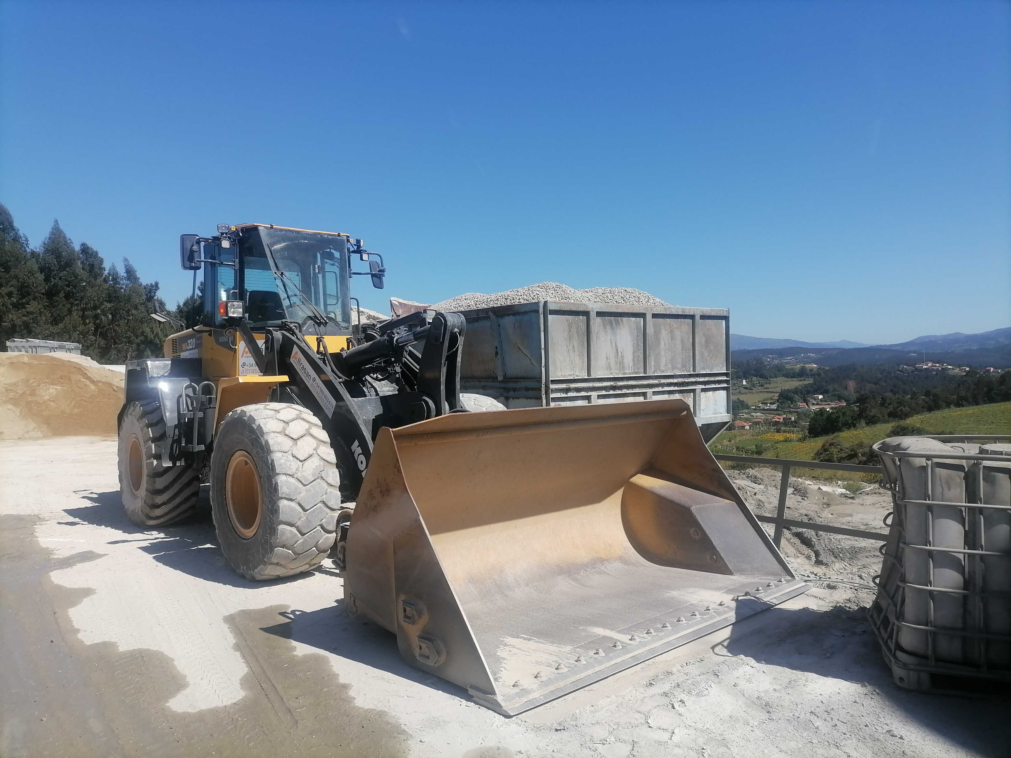 Vendemos pá carregadora Komatsu WA320 como nova