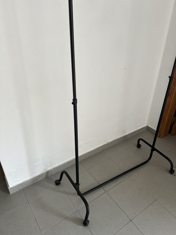 Charriot preto com rodas