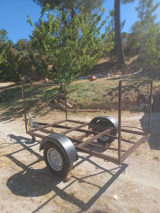 Vendo reboque em bom estado.