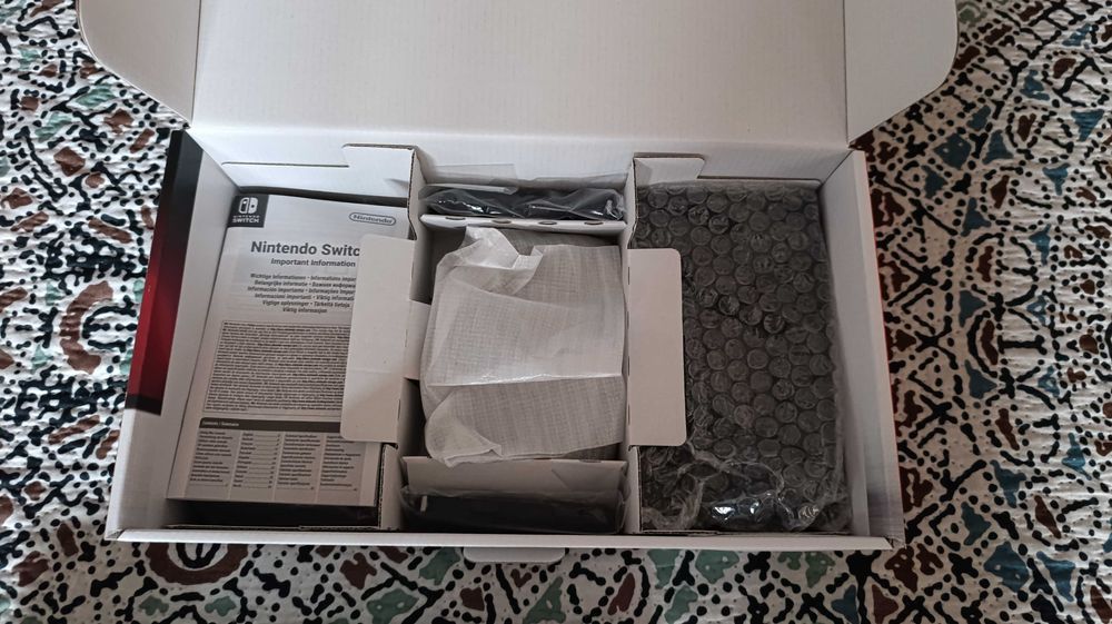 Nintendo Switch V1 (Desbloqueável) + 128GB Cartão SD