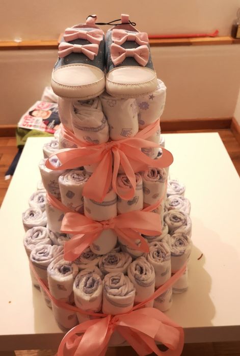 Tort z pampersów wózek z pampersów prezent na baby shower urodziny