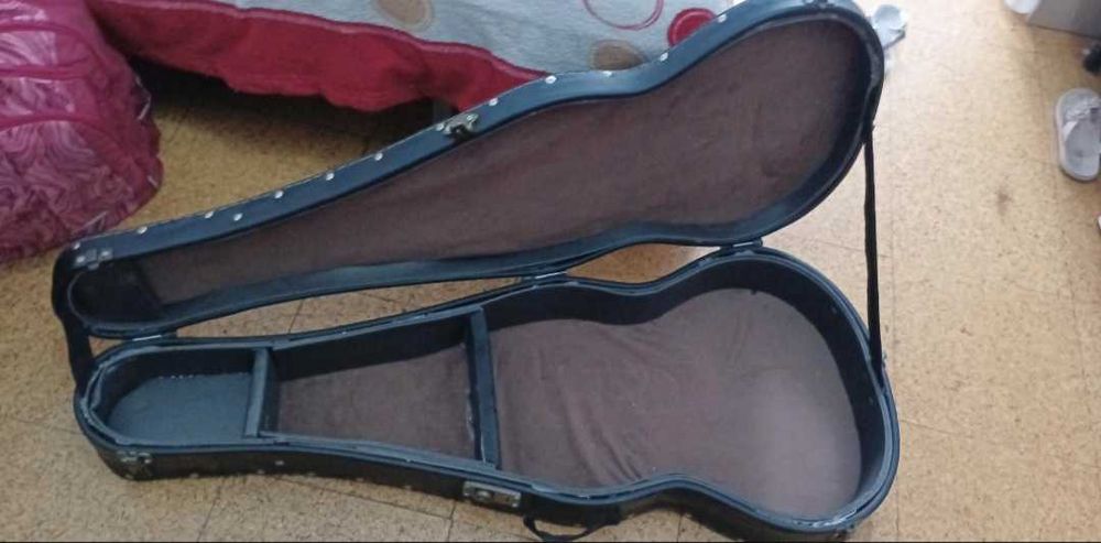 Violão com case para viagens