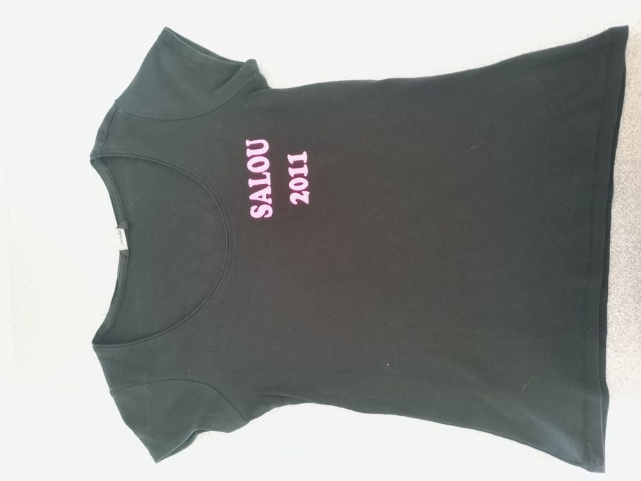 Czarny t-shirt z różowo neonowym nadrukiem