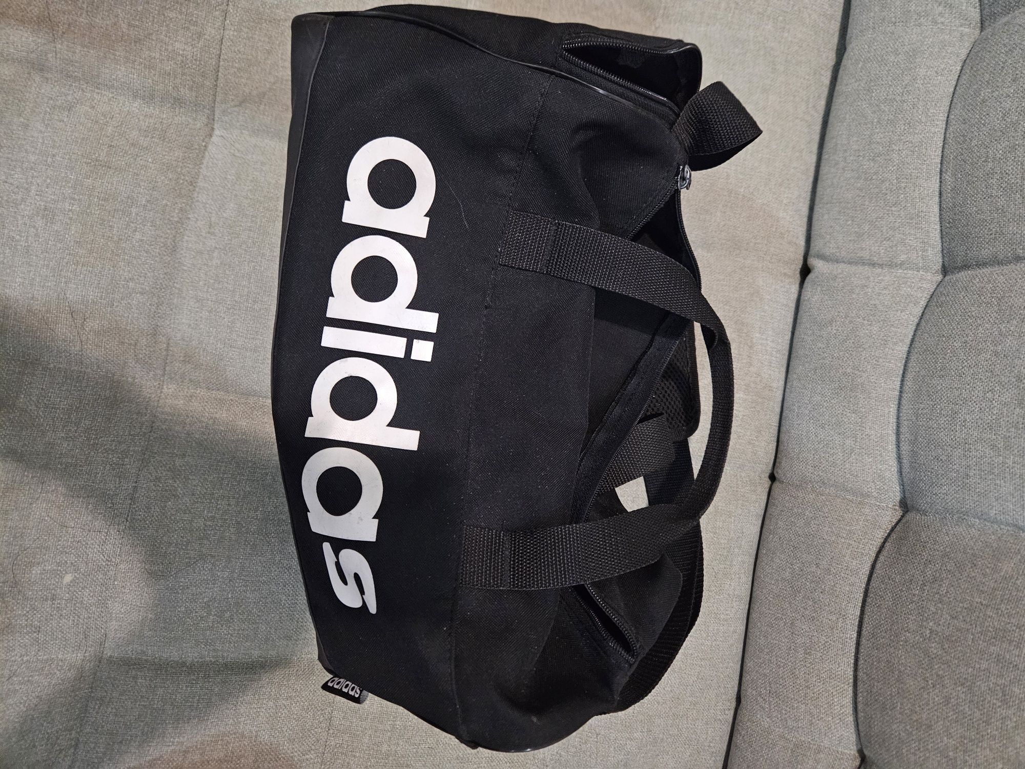Mala adidas usada como nova