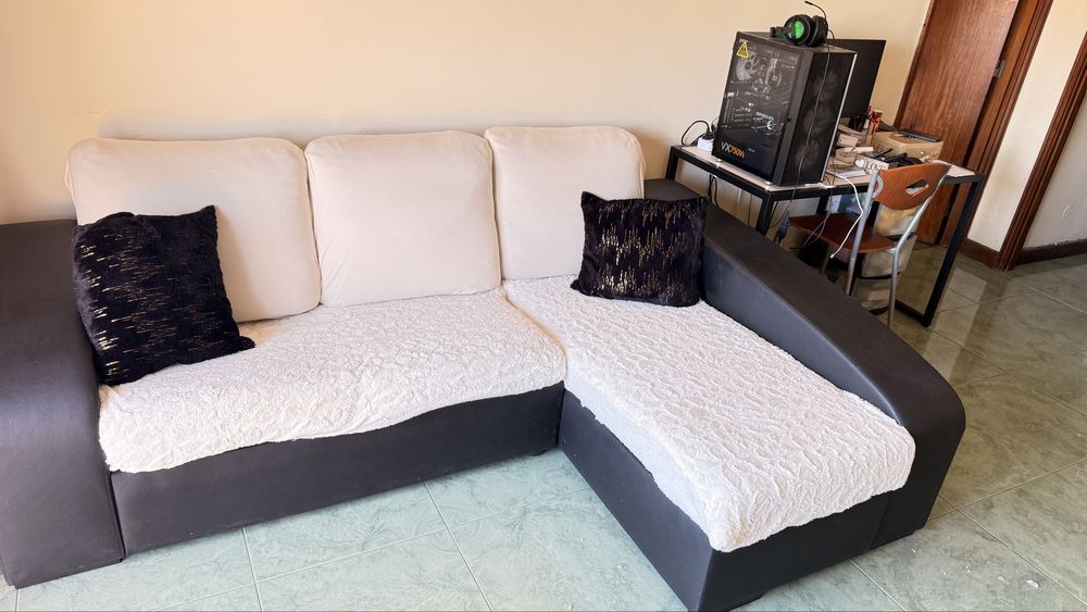 Sofá Chaise long 3 lugares com 2 puffs