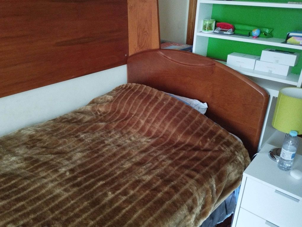 Estúdio com estante mais cama mais estrado mais colchão.