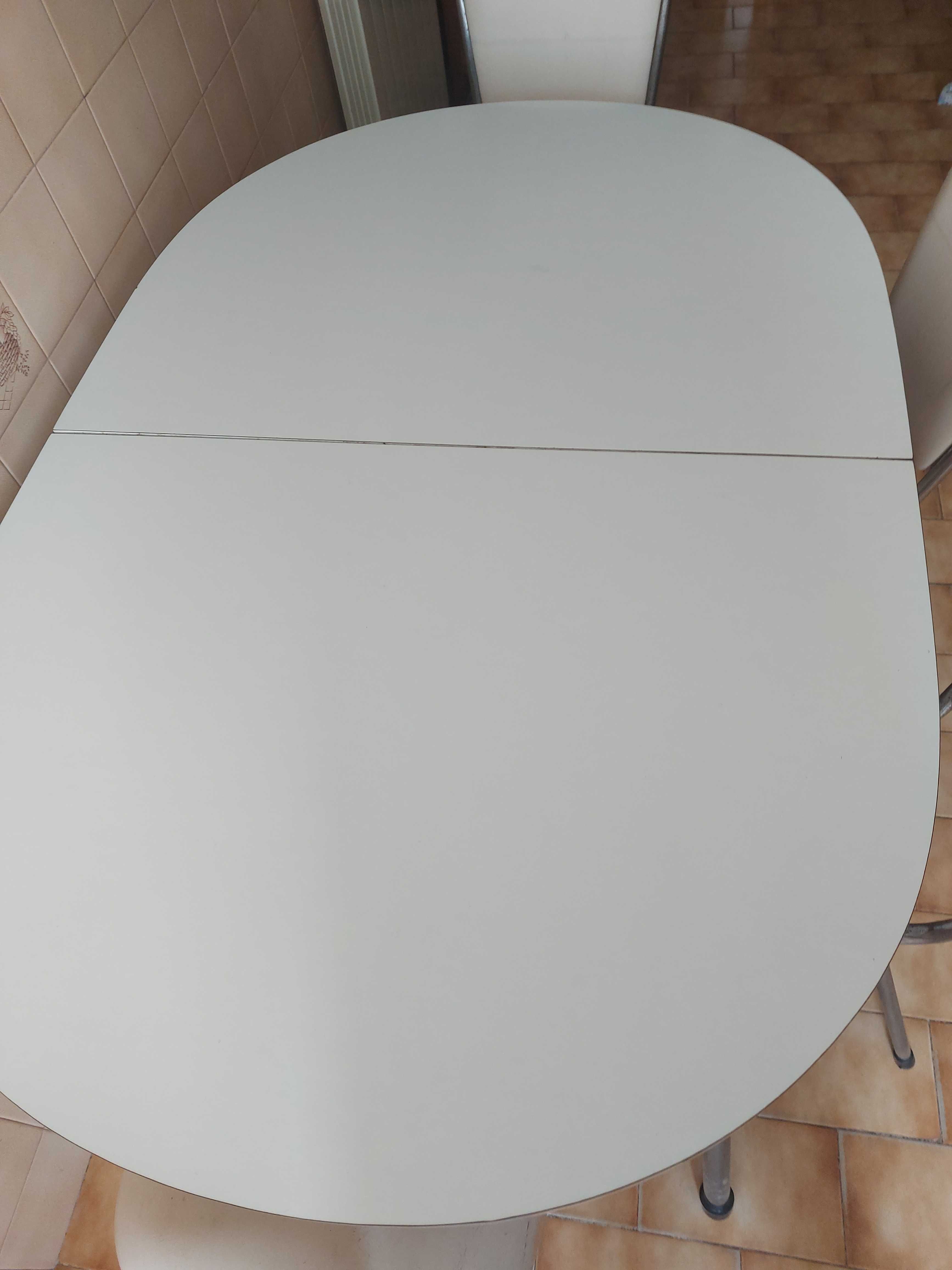 Mesa com 4 cadeiras