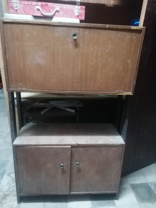 Movel antigo, com abertura que da para secretária